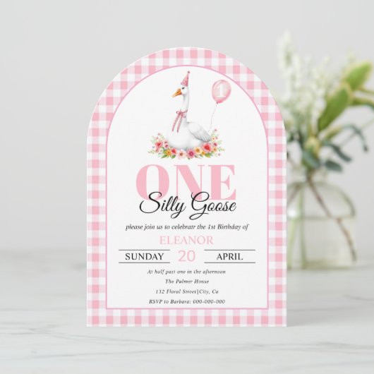 1つの間抜けガチョウ、ピンクのギンガムガールの最初の誕生日 招待状 (スタンド正面)