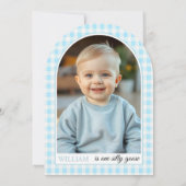 1つの間抜けガチョウ、青いギンガムボーイの最初の誕生日 招待状 (裏面)