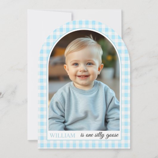 1つの間抜けガチョウ、青いギンガムボーイの最初の誕生日 招待状 (裏面)