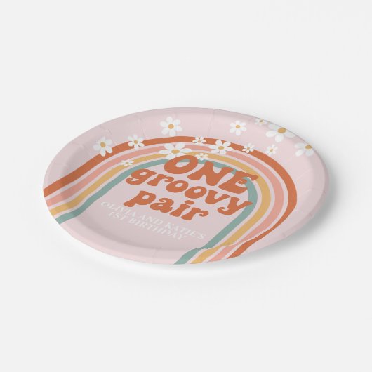 1つのGroovyペアデイジーレインボー1st誕生日 ペーパープレート (アングル)