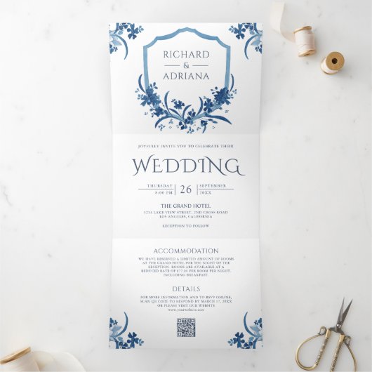 1つのQRコード内の埃っぽい青いフローラクレスト結婚すべて 三つ折り招待状 (内部)