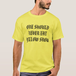 1つは決して黄色い雪を食べるべきではないです Tシャツ
