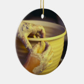 1つを作成する陶工の手 セラミックオーナメント (右)