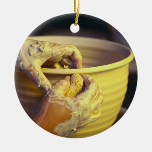 1つを作成する陶工の手 セラミックオーナメント (正面)