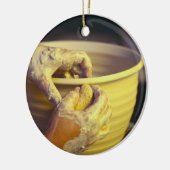 1つを作成する陶工の手 セラミックオーナメント (左)