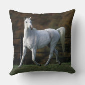 1つを走っているアラビアの馬 クッション (裏面)