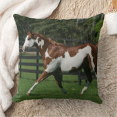 1つを走っているペンキの馬 クッション (ブランケット)