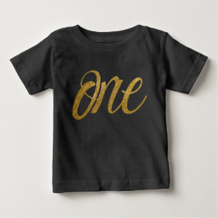 1つフェイクの金ゴールドFIRST誕生日スクリプト ベビーTシャツ