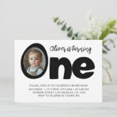 1つモダンの白黒誕生日フォト招待状 サンキューカード (スタンド正面)