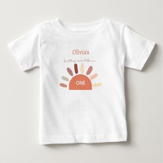 1つ目の誕生日 – 最初ののまわりに日没 ベビーTシャツ (正面)