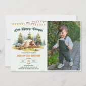 1つ素朴のハッピーキャンパー1st誕生日パーティー 招待状 (正面)