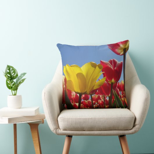 1イエローチューリップインレッドチューリップフィールド装飾用クッション クッション (椅子)