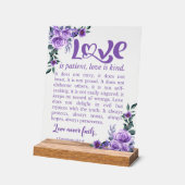 1コリント13:4-8愛は患者パープルフローラ アクリルサイン (傾斜)