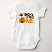 1ハロウィン不気味パンプキンの1歳の誕生日 ベビーボディスーツ (裏面)