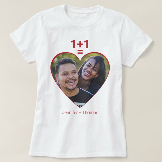 1プラス1は愛に等しい、赤いハートの個人的なイメージ Tシャツ (デザイン正面)