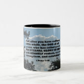 1ペテロ5:10そして、あなたがたが少し苦しんだ後 ツートーンマグカップ (中央)