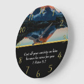 1ペテロ5:7キリスト教信仰の湖 ラージ壁時計 (傾斜)