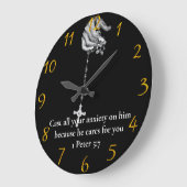 1ペテロ5:7ハンドホルディングクロス ラージ壁時計 (傾斜)