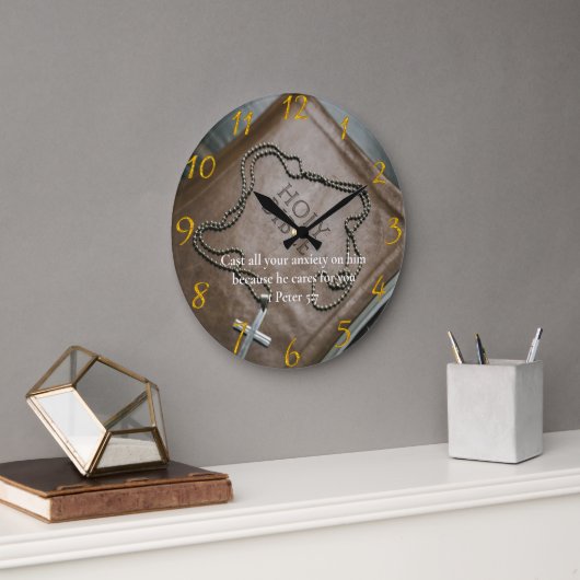 1ペテロ5:7十字架の聖なる聖書 ラージ壁時計 (オフィス)