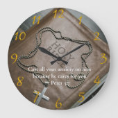 1ペテロ5:7十字架の聖なる聖書 ラージ壁時計 (正面)