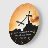1ペテロ5:7山で十字架 ラージ壁時計 (傾斜)