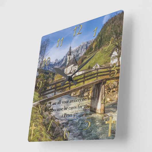 1ペテロ5:7川のある山の近くの教会 スクエア壁時計 (傾斜)
