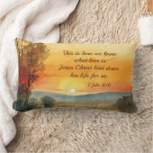 1ヨハネ3:16イエスは私たちの聖書のために彼の命を置いた ランバークッション (ブランケット)