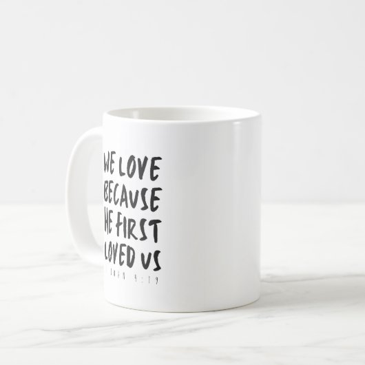 1ヨハネ4:19 私たちは、彼が私たちをまず愛してくださったからこそ、愛します コーヒーマグカップ (正面左)
