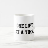 1上昇の一度にKettlebellの重量 コーヒーマグカップ (中央)