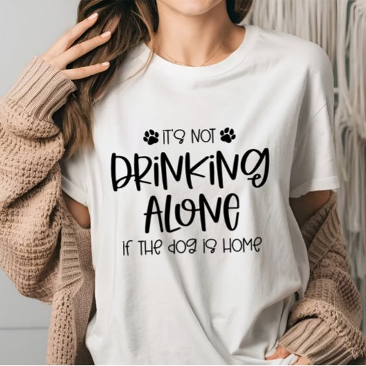 1人おもしろいで飲まなもしい犬は家にいる Tシャツ