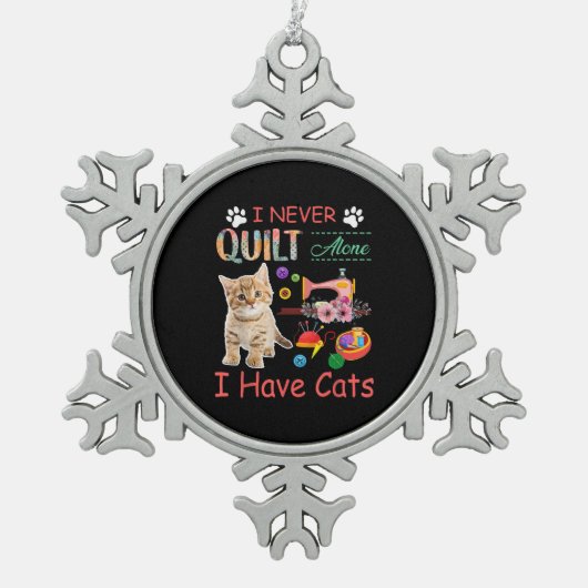 1人でキルトを作ったことがない猫のキルティング スノーフレークピューターオーナメント (正面)