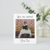 1人のヴィンテージのビクトリアンで小さい男の子のための茶時間 インビテーションポストカード (スタンド正面)