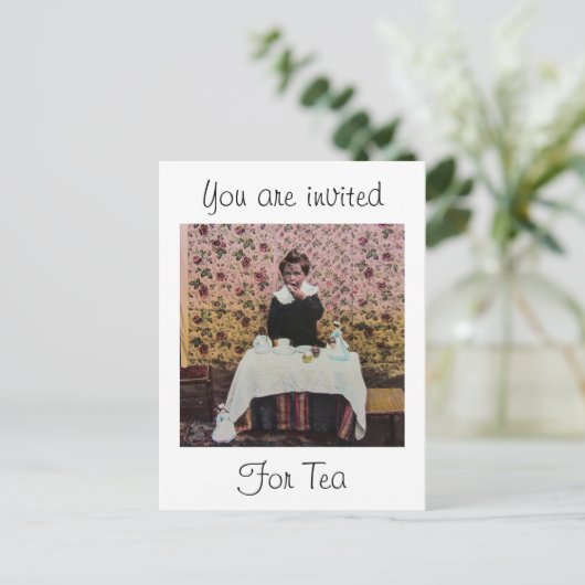 1人のヴィンテージのビクトリアンで小さい男の子のための茶時間 インビテーションポストカード (スタンド正面)