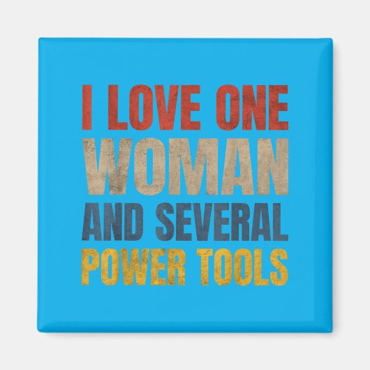 1人の女性と複数の電動工具が好きな人へ 面白グッズ マグネット (正面)