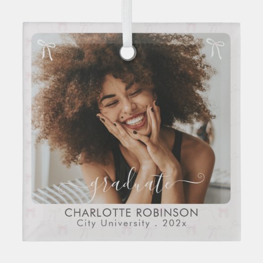 1写真卒業ピンクの弓の背景 ガラスオーナメント (正面)