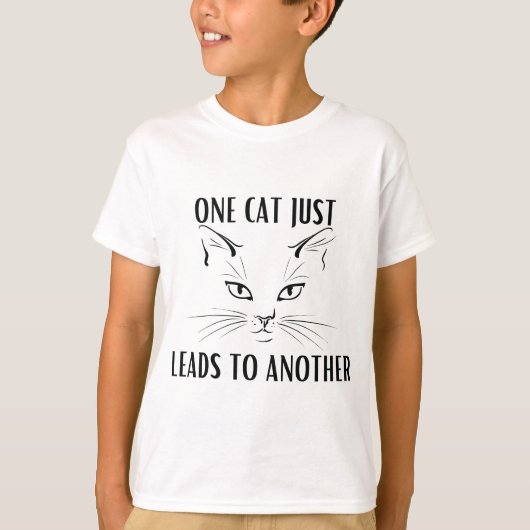 1匹の猫が他のキッズベーシックTシャツに繋がる Tシャツ (正面)