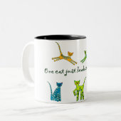 1匹の猫は別のものにちょうど導きます ツートーンマグカップ (正面左)