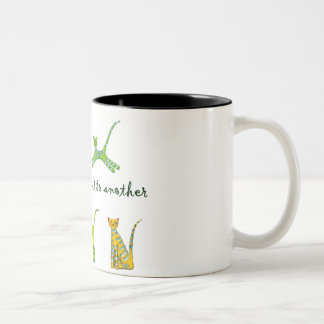 1匹の猫は別のものにちょうど導きます ツートーンマグカップ