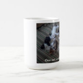 1匹の猫は別のマグに導きます コーヒーマグカップ (中央)