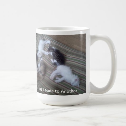 1匹の猫は別のマグに導きます コーヒーマグカップ (右)