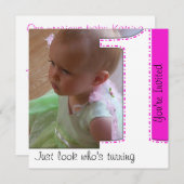 1匹の誕生日の招待状を回している女の子の一見 招待状 (正面/裏面)