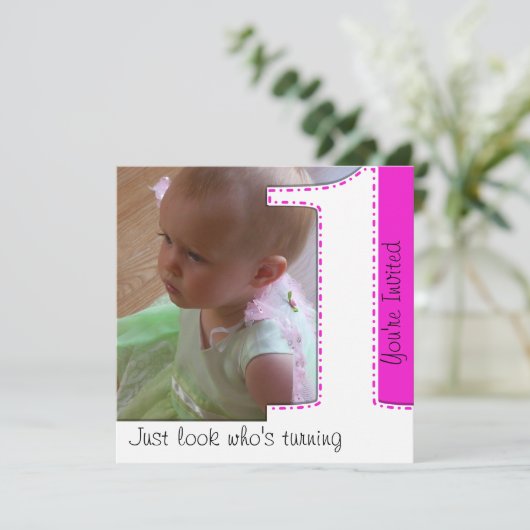 1匹の誕生日の招待状を回している女の子の一見 招待状 (スタンド正面)