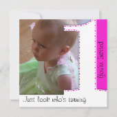 1匹の誕生日の招待状を回している女の子の一見 招待状 (正面)