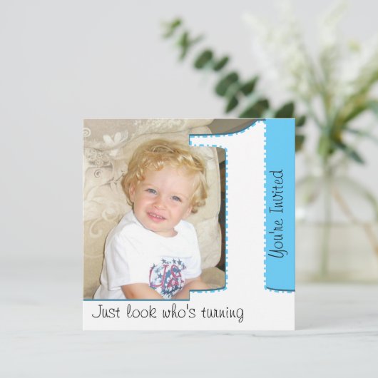 1匹の誕生日の招待状を回している男の子の一見 招待状 (スタンド正面)