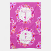 1周年記念結婚パーティーピンクパンシー花 キッチンタオル (縦)
