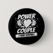 1周年記念結婚フィットネスカップル 缶バッジ (正面)