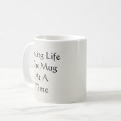 1回に1つのマグカップで人生を過ごす – Mug-A-Tude コーヒーマグカップ (正面左)