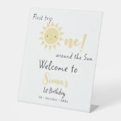 1回目の旅のまわりに太陽かわいい誕生日へようこそ 台座サイン (正面)