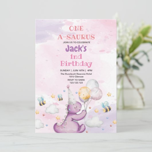 1回目の誕生日かわいい紫の恐竜とミツバチ 招待状 (スタンド正面)