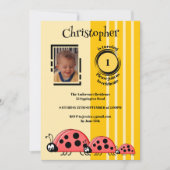 1回目の誕生日にフォトレディーバグ赤い黄色を追加 招待状 (正面)